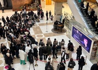 서울성모병원 로비를 채운 선율…왼손 피아니스트 이훈의 '헌사'[인터뷰]