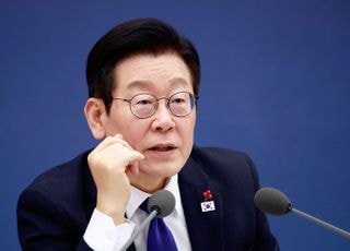 李대통령 "탈모약, 생존의 문제…건보 적용확대 검토하라"