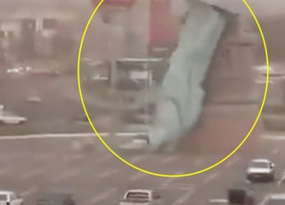 [영상] "자유의 여신상이 쓰러졌다"...파편 사방으로