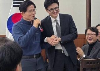 [단독] 김문수·한동훈 러브샷, 끌어안고 "우리는 하나다"…'이기는 선거'가 목표 [12/18(목) 데일리안 출근길 뉴스]