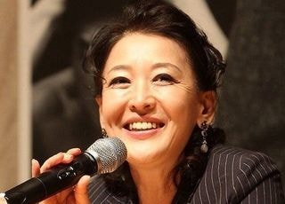 [속보] 한극연극배우협회 "윤석화 별세, 사실 아냐…현재 위중한 상태"