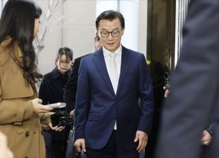 국수본 소환조사 출석하는 전재수 민주당 의원