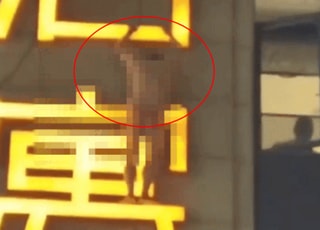 [영상] 간판에 알몸男이?...매달린 이유 알고보니 '경악'