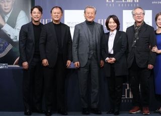 포즈 취하는 연극 '더 드레서' 제작진