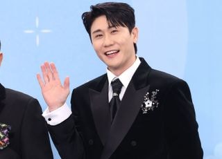 영탁, 팬들 향한 손인사