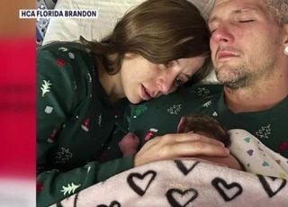 태어난 딸 안고 눈물 흘리는 부부...무슨 사연이?