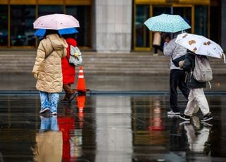 [내일 날씨] 24일 전국 곳곳 눈 또는 비…기상청 "빙판길 유의"