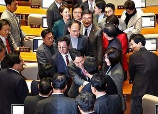 "'퍼스트펭귄'의 용기"…'필버' 최초·최장 기록 장동혁, 리더십도 다시 썼다 등 [12/24(수) 데일리안 출근길 뉴스]