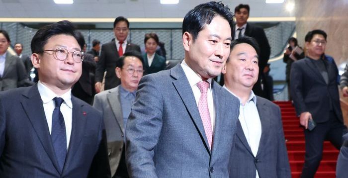 "'퍼스트펭귄'의 용기"…'필버' 최초·최장 기록 장동혁, 리더십도 다시 썼다 [정국 기상대]