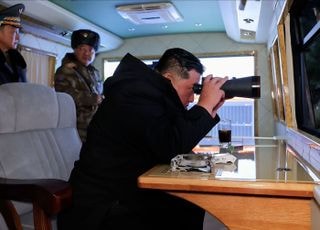 북한 “동해상에서 신형장거리 미사일 시험 발사”…김정은도 참관