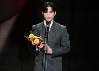 서강준, ‘언더커버 하이스쿨’로 MBC 연기대상 품었다