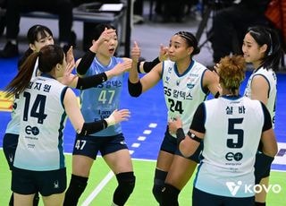 스피드 돋보였던 GS칼텍스, 현대건설 9연승 저지하고 4위 점프