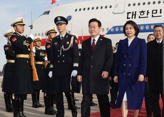 [데일리안 오늘뉴스 종합] 李대통령, 중국 국빈 방문 출국…5일 한중 정상회담, 전격 체포된 마두로 부부 美뉴욕 도착…다음주 재판 받을 듯 등