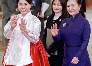 김혜경 여사, 펑리위안에 "오래전부터 팬"…韓中 영부인 첫 만남