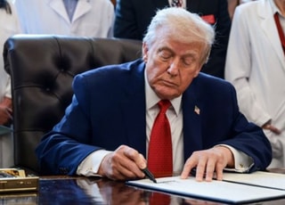 트럼프 “이란 매우 세게 때릴 것”…시위 진압 시 군사 대응 시사