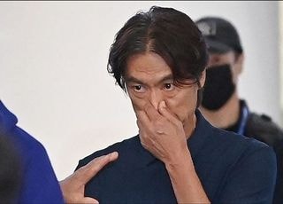 홍명보, 귀국 이틀 만에 미국행 “할 이야기는 있다”…내분설도 부인