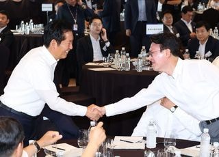 악수하는 더불어민주당 정청래-김민석 의원
