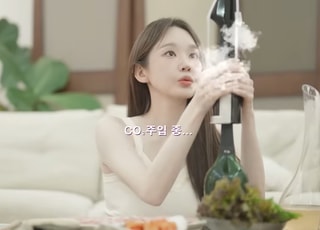 “와인 한 병 다 못 마신다면”…강민경 유튜브 속 보관템 눈길