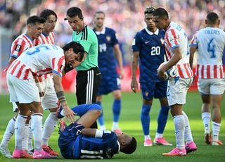 ‘이게 축구야?’ 주먹질에도 경고 제로, 월드컵 격 떨어뜨린 소림 축구