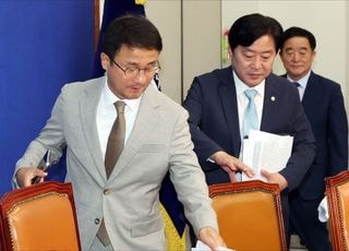 최고위원회의 참석하는 한병도 민주당 당대표 직무대행