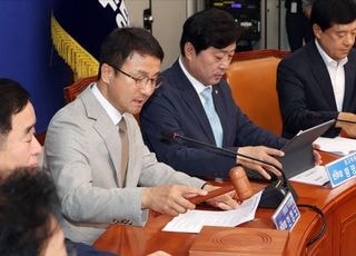 의사봉 두드리는 한병도 민주당 당대표 직무대행