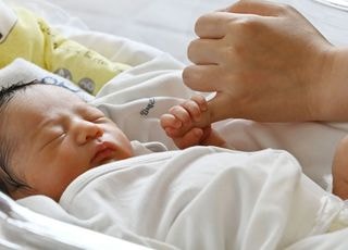 육아휴직 못쓰는 여성근로자 출산 후 60% 퇴사…제도 사각지대 여전