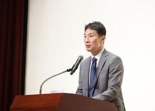 이복현 전 금감원장, 중앙그룹 채권 투자자 변호 맡는다