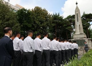 이병태는 물러났고 배재고는 참배했다…‘5·18 정쟁’ 출구 찾나