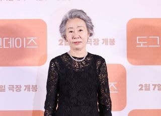 윤여정, 美 에미상 여우조연상 후보…오스카 이어 새 역사 쓸까