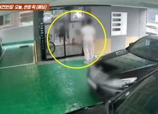 [영상] "현관 앞 피범벅된 남자가..." 여학생 등교하려다 ‘깜짝’