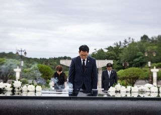 송영길, 5·18 묘역서 '희생의 리더십'…"탱크 앞에 설 각오 있어야"
