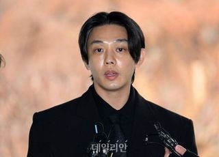 유아인, '호프' VIP 시사회서 포착…복귀 행보?