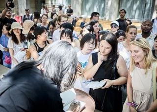 아비뇽의 여름을 수놓은 '한글'과 '예술'…세계적 연극 축제에 번지는 ‘K-컬처’ [현장]