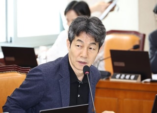 '친문' 윤건영, 유시민 비판에 일부 공감…"예방주사 나쁠 것 없어"