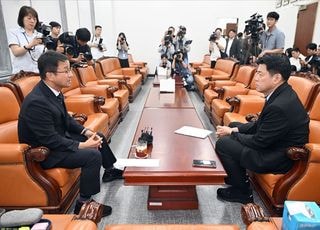 대화하는 한병도 민주당 원내대표와 김준혁 혁신당 원내대표