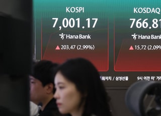 코스피, 삼전닉스 강세에 7000선 회복 [시황]