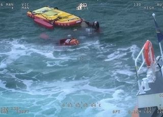 [속보] '파도에 휩쓸린 세 부자 구하려다' 고성 화진포해수욕장서 50대 군인 2명 심정지 뒤 사망