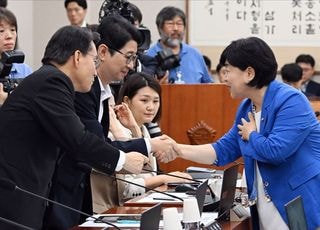 국민의힘 의원들과 인사 나누는 서영교 법사위원장