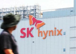 SK하이닉스, 17년 만에 상한가…코스피 폭등장 반도체주 ‘활활’