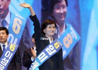 당원들 향해 인사하는 임미애 민주당 최고위원 후보