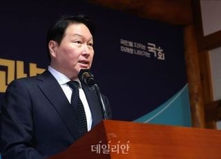 최태원, SK㈜ 중간배당 194억원…재산분할 재원 마련 주목