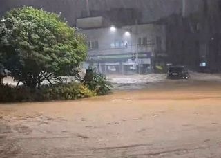 [속보] '시간당 100㎜ 폭우' 거제 옥포동서 산사태 발생…1명 사망·2명 구조